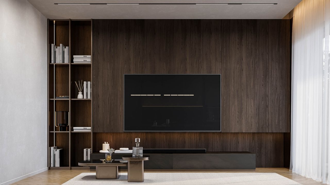 Concept pentru peretele TV: panouri cu aspect de lemn închis, rafturi deschise cu ramă de culoarea bronzului, comodă joasă neagră și măsuțe de cafea.