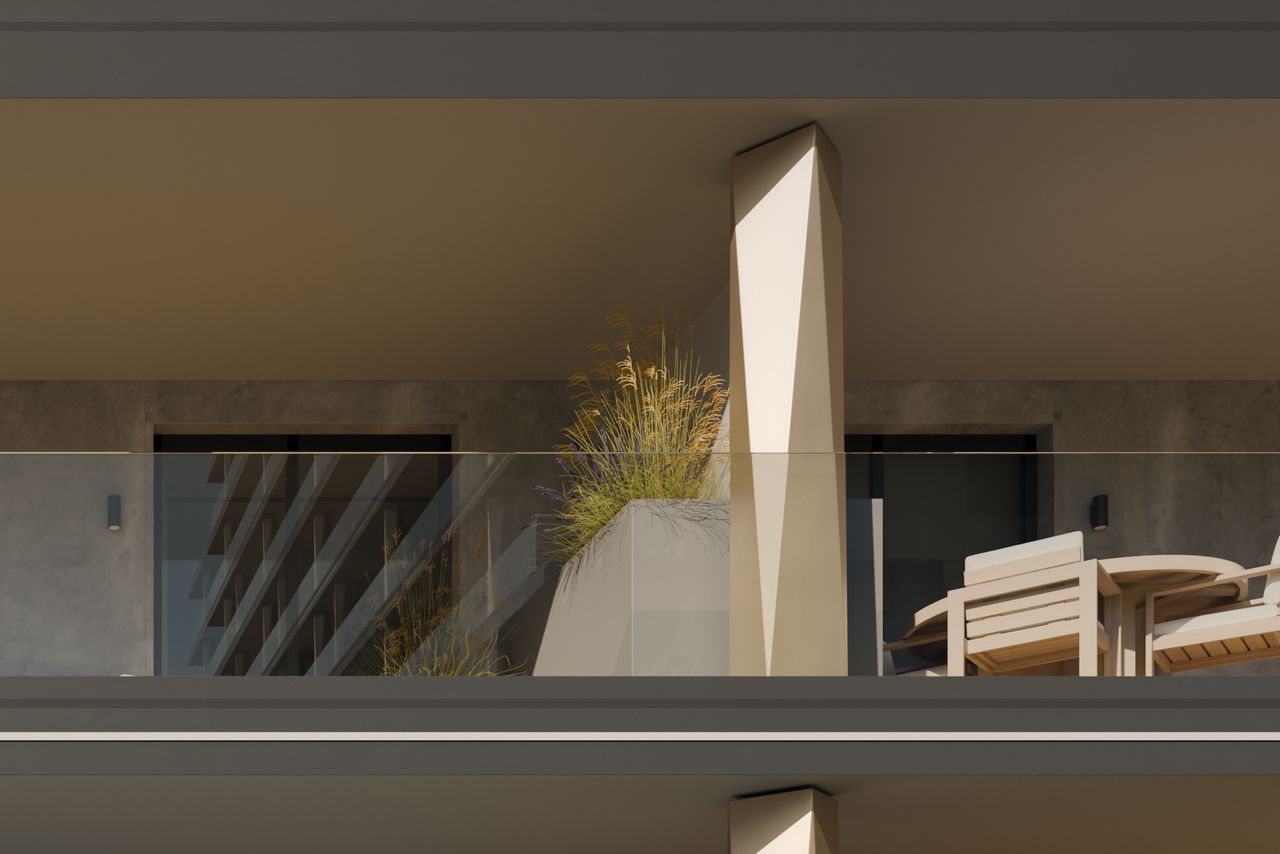 Un balcon al clădirii B3 văzut de jos, cu sticlă transparentă, o jardinieră și un set de masă de exterior din lemn.